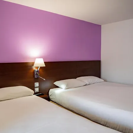 Hotel Contact Restaurant La Chaumiere Entre Orgeval Et Flins A13 Sortie 8 3*
